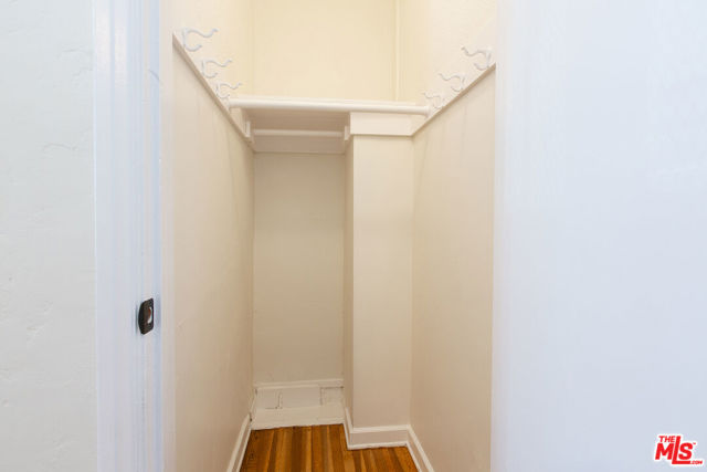 181 S Sycamore Avenue, Los Angeles CA: https://media.crmls.org/mediaz/e6e0a6bf-c834-4a93-ad45-44d79081a40c.jpg
