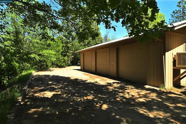 9687 Manzanita Way, Coulterville CA: https://media.crmls.org/mediaz/e6e0bc07-2b6b-4983-9c53-74037f62b794.jpg
