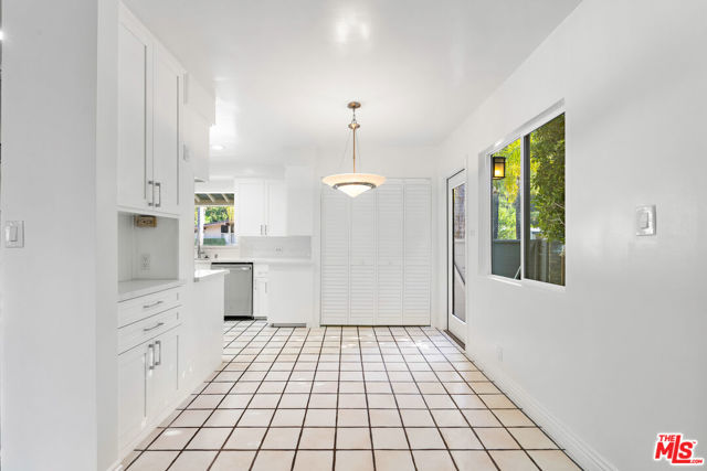 3761 Sheridge Drive, Sherman Oaks CA: https://media.crmls.org/mediaz/e6e14f36-e860-453a-85be-ed5f7a79851c.jpg