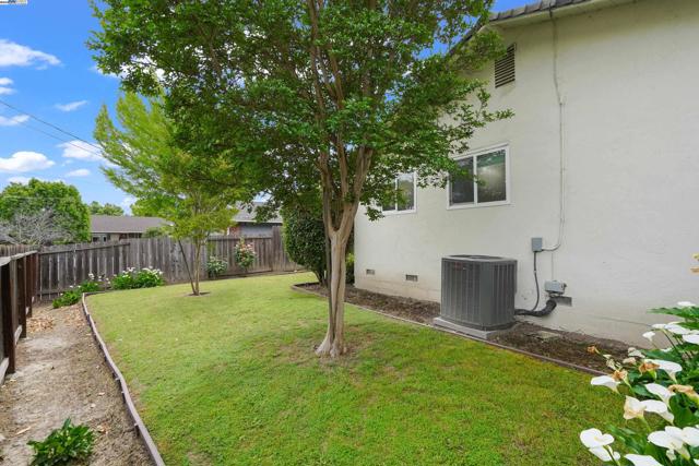 501 Amherst Ct, San Ramon CA: https://media.crmls.org/mediaz/e6e21b3b-95b7-4256-a37b-1717d09725bd.jpg