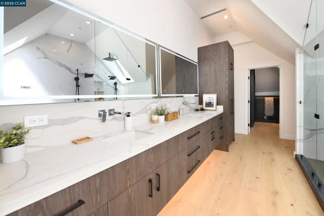 3169 Washington St, San Francisco CA: https://media.crmls.org/mediaz/e6e23103-54cb-497f-8d17-674cde1ccd44.jpg