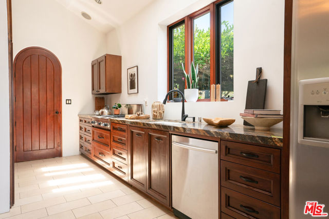 4559 E Rose Hill Drive, Los Angeles CA: https://media.crmls.org/mediaz/e6e2432f-1283-4536-be6b-a91a85584a8e.jpg