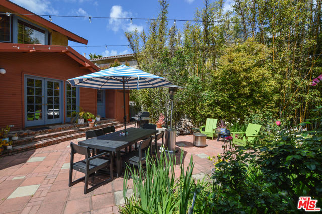 11136 Lucerne Avenue, Culver City CA: https://media.crmls.org/mediaz/e6e2dca8-a743-4b4a-81ae-45a5ebb6a20e.jpg