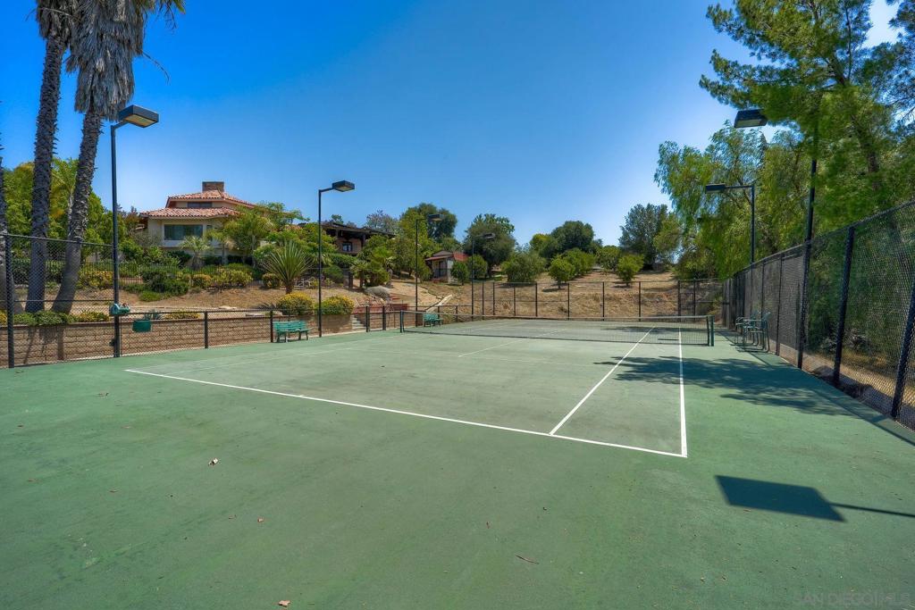 https://media.crmls.org/mediaz/e6e37736-ba34-45d1-9b39-cb70537bbe22.jpg?preset=X-Large
