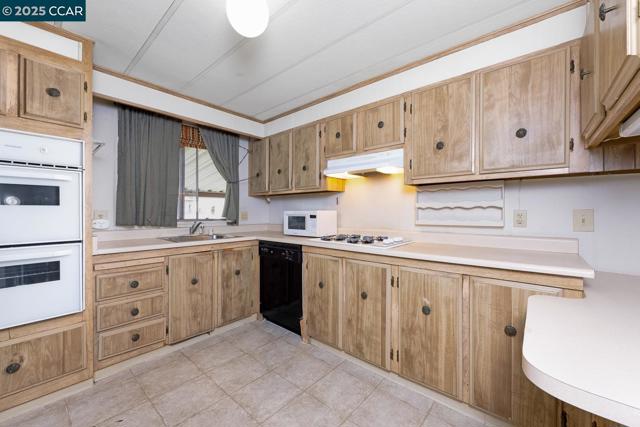 2161 Dalis Drive, Concord CA: https://media.crmls.org/mediaz/e6e4482f-a349-454c-acf2-dedd9fa51a0e.jpg