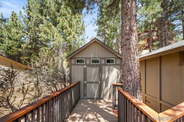 43734 Yosemite Drive, Big Bear CA: https://media.crmls.org/mediaz/e6e473b8-13f4-4a9d-a149-39f293eaf3d4.jpg