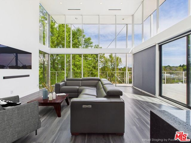 4942 Marmol Drive, Woodland Hills CA: https://media.crmls.org/mediaz/e6e4847e-6e5c-4905-8d7b-c51c2b7535b0.jpg