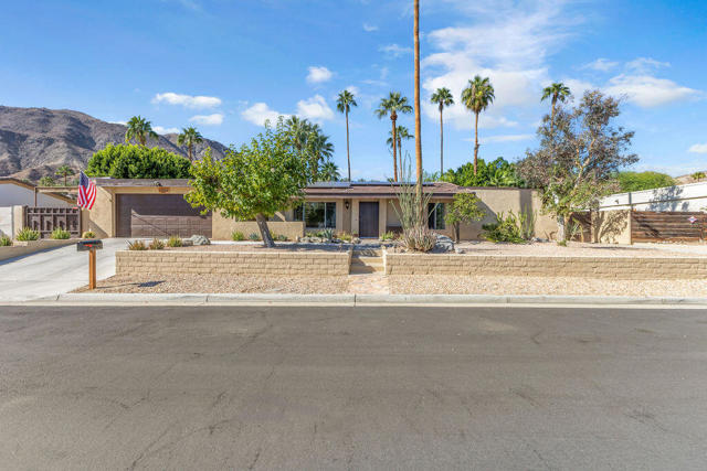 71521 Halgar Road, Rancho Mirage CA: https://media.crmls.org/mediaz/e6e5d16a-84c0-4a95-b0d2-7c5abe46884c.jpg