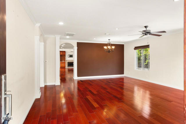 4841 Crown Avenue, La Canada Flintridge CA: https://media.crmls.org/mediaz/e6e64ab9-0e2a-4419-93fa-119233adddeb.jpg