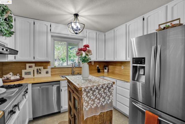 835 Elm Way, Rio Vista CA: https://media.crmls.org/mediaz/e6e7c15b-2ee7-436e-8745-159e067aca74.jpg