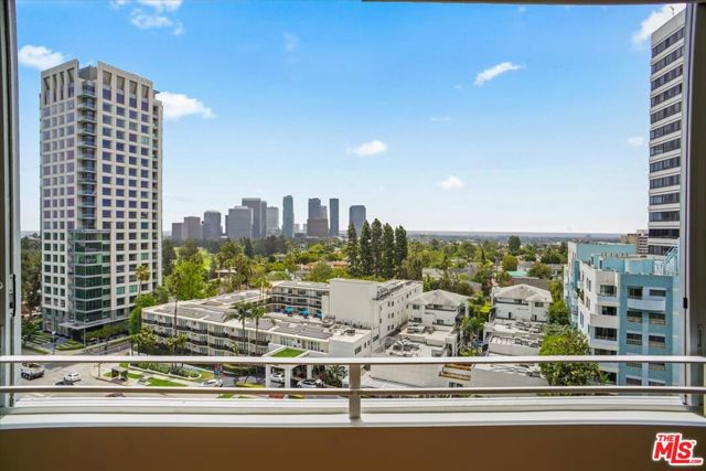 865 Comstock Avenue, Los Angeles CA: https://media.crmls.org/mediaz/e6e81d3a-a2c8-483f-b9a0-1ffea82768f1.jpg