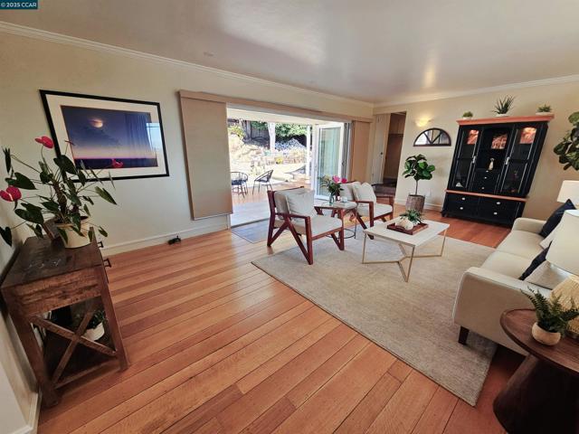1034 Navellier St, El Cerrito CA: https://media.crmls.org/mediaz/e6e8f0bf-d593-4b73-ba21-0bf1645d419f.jpg