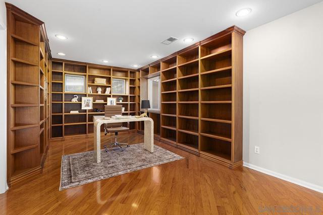 987 Palencia Ct, Chula Vista CA: https://media.crmls.org/mediaz/e6e92e3d-25bc-40af-ae2c-3278563977cb.jpg