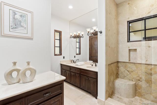 18233 Via Ambiente, Rancho Santa Fe CA: https://media.crmls.org/mediaz/e6e9d866-0dc8-4c0e-b410-fe702070c968.jpg