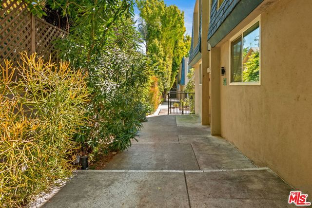976 Larrabee Street, 232 photo 3