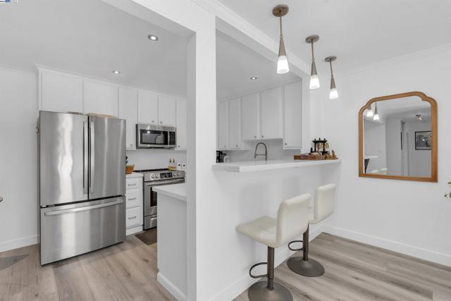 2500 Miramar Ave, Castro Valley CA: https://media.crmls.org/mediaz/e6ead693-208e-493b-82fd-eba389f09fb5.jpg