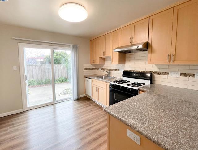 2120 Encinal, Alameda CA: https://media.crmls.org/mediaz/e6eb3851-0293-4a1b-9aaa-83d042e40576.jpg