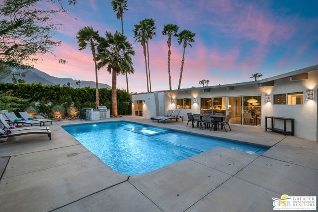 1155 E Paseo El Mirador, Palm Springs CA: https://media.crmls.org/mediaz/e6eb6169-fd52-4833-af6c-6e6a72d159df.jpg