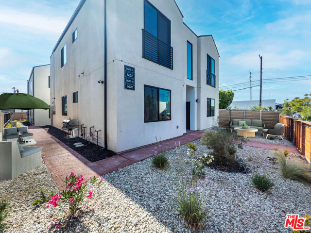 5622 Willowcrest Avenue, North Hollywood CA: https://media.crmls.org/mediaz/e6eba2ac-7d0c-4b3d-bb78-5342cfdbdbef.jpg