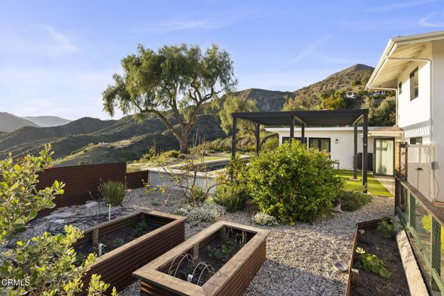 1417 Foothill Road, Ojai CA: https://media.crmls.org/mediaz/e6ebee34-a960-47d2-a4cd-163830f6a741.jpg