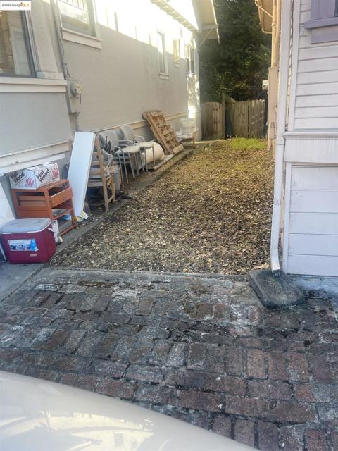 35 Randwick Ave, Oakland CA: https://media.crmls.org/mediaz/e6ec2140-fff4-40b9-9f0e-44fc2494fbe6.jpg