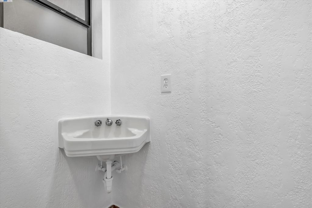 https://media.crmls.org/mediaz/e6ec8a4f-46bb-46db-babc-c45ca1f8fd82.jpg?preset=X-Large