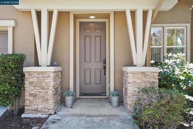 10708 Prince Royal Ct, Oakland CA: https://media.crmls.org/mediaz/e6ec921e-3515-46d6-b0f9-8d85bc446545.jpg