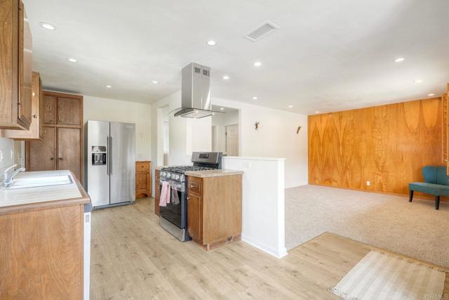 Detail Gallery Image 2 of 47 For 3607 Frenzel Cir, Oceanside,  CA 92056 - 2 Beds | 2 Baths