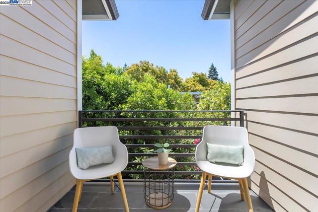 1002 Middle Ave, Menlo Park CA: https://media.crmls.org/mediaz/e6ed0a60-754e-4d8b-8674-8054a51d5c9d.jpg