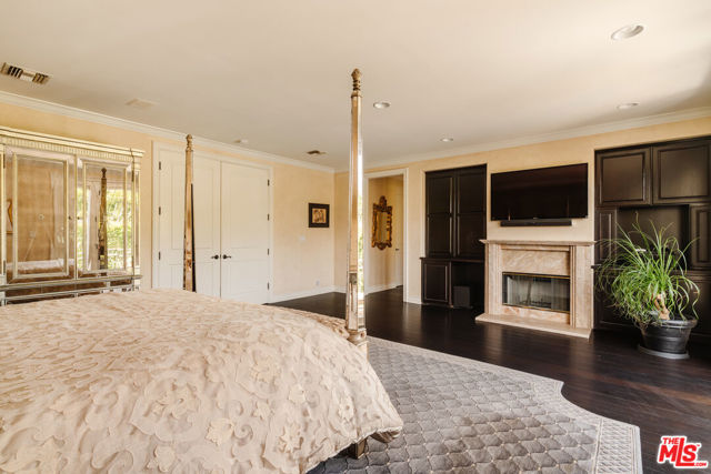 1202 San Vicente Boulevard, Santa Monica CA: https://media.crmls.org/mediaz/e6ed87a3-7b5d-4498-b800-dcf3ec320288.jpg