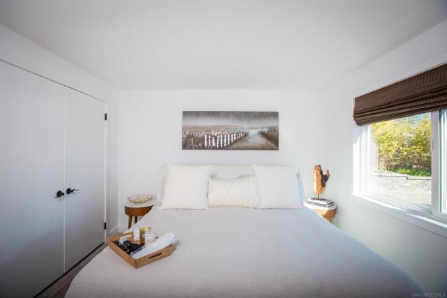 455 Glencrest Dr, Solana Beach CA: https://media.crmls.org/mediaz/e6edb571-97ed-415e-a6f5-8ef866c4adb7.jpg