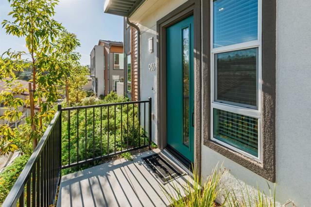 Detail Gallery Image 9 of 31 For 953 Radcliffe Trl, Vista,  CA 92081 - 2 Beds | 2 Baths