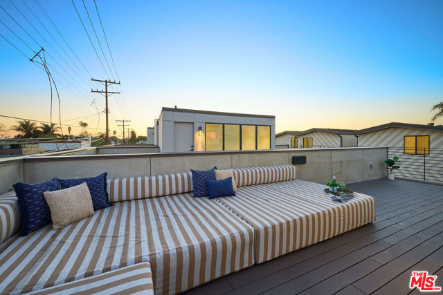 746 Brooks Avenue, Venice CA: https://media.crmls.org/mediaz/e6ee3da8-f159-4afa-8e10-d36f97edc810.jpg