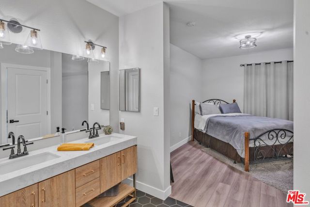 433 E Tamarack Avenue, Inglewood CA: https://media.crmls.org/mediaz/e6ee7793-1ab2-427a-a0e5-fb4ec15dd416.jpg
