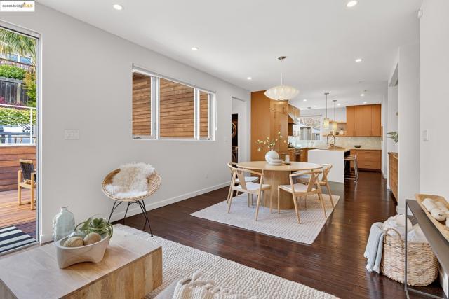 678 Walavista Ave, Oakland CA: https://media.crmls.org/mediaz/e6ee8ae4-f02b-482e-935f-7107688787cd.jpg