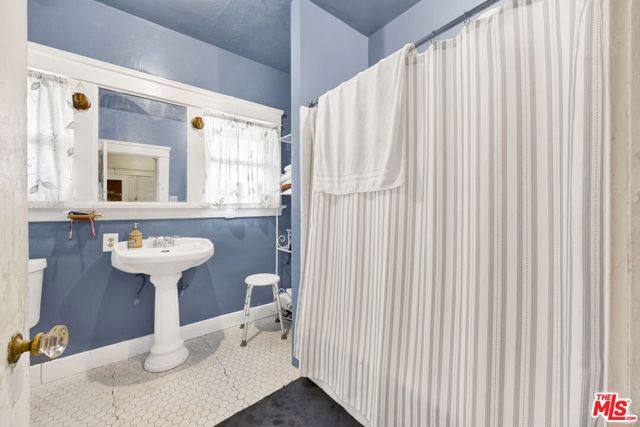 1215 W 39th Place, Los Angeles CA: https://media.crmls.org/mediaz/e6efa624-e2dd-4c01-8a7a-ed2dcb6754fc.jpg