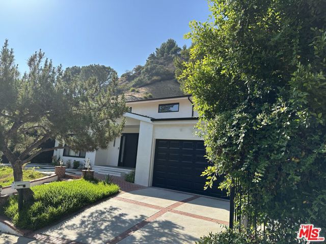 9781 Blantyre Drive, Beverly Hills CA: https://media.crmls.org/mediaz/e6f04552-778a-417d-a0df-90fdd7a8ca14.jpg