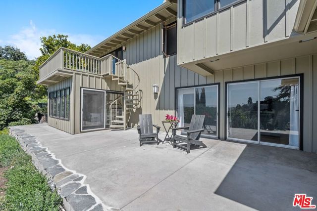 13201 Cheltenham Drive, Sherman Oaks CA: https://media.crmls.org/mediaz/e6f0da3d-83fd-4732-aa5c-cd8009a37c9c.jpg