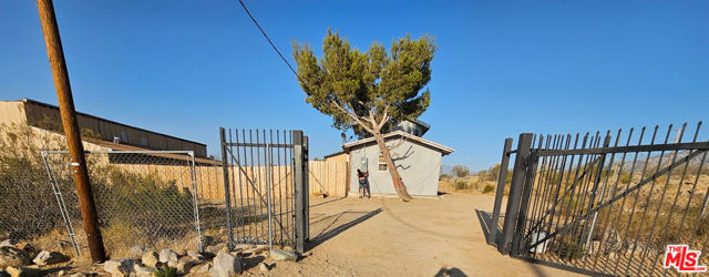 31576 Emerald Road, Lucerne Valley CA: https://media.crmls.org/mediaz/e6f17849-094c-40f4-84e5-87155ef47b25.jpg