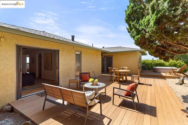 11718 Cranford Way, Oakland CA: https://media.crmls.org/mediaz/e6f1ff96-a0fe-415b-b603-fadcc5e6c7fc.jpg