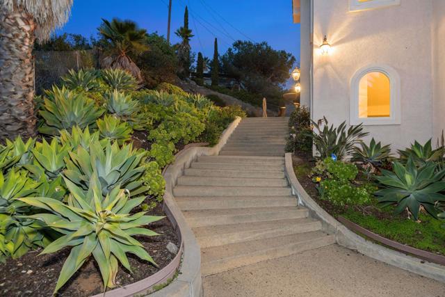 1566 Plantation Way, El Cajon CA: https://media.crmls.org/mediaz/e6f32ce4-d4e4-445f-bbac-9d3748aa4437.jpg