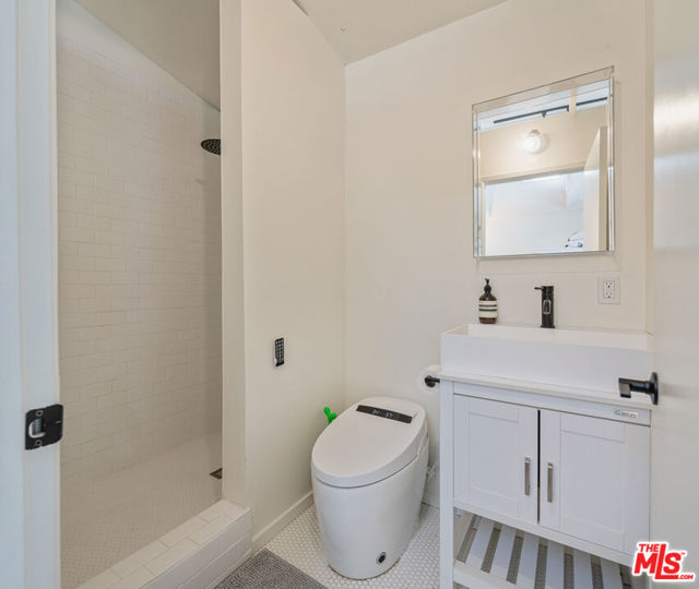 814 Angelus Place, Venice CA: https://media.crmls.org/mediaz/e6f3e942-c584-4f7a-9a5b-9341bc74e38b.jpg