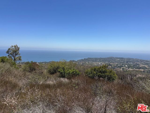 2 Murphy Way, Malibu CA: https://media.crmls.org/mediaz/e6f43adb-c4bb-4174-8c51-3d6607eaa45d.jpg