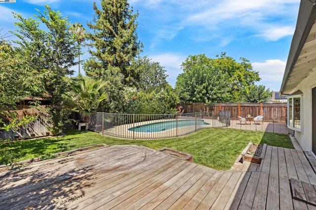 5041 Golden Rd, Pleasanton CA: https://media.crmls.org/mediaz/e6f4a7d1-f1a5-4ab0-a762-e6f1a1db0903.jpg