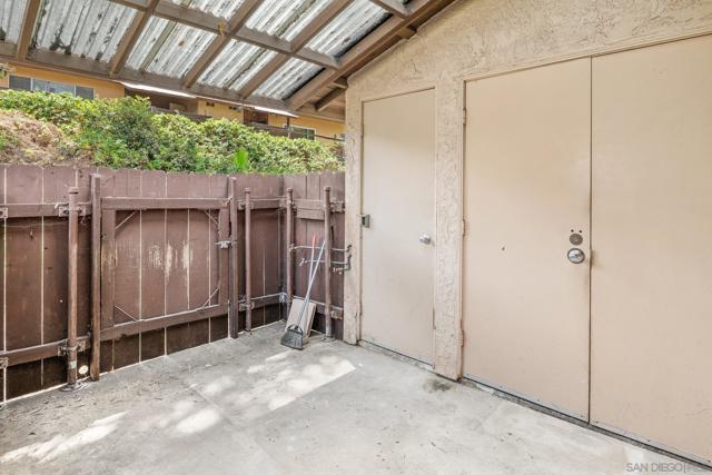 9270 Amys St, Spring Valley CA: https://media.crmls.org/mediaz/e6f4b340-4a28-4d7b-b177-1054897bd197.jpg