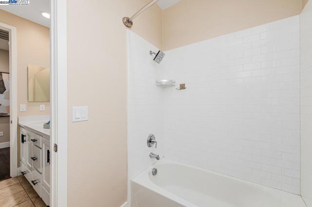 4069 Chalk Hill Way, Dublin CA: https://media.crmls.org/mediaz/e6f58b1d-2d77-4891-86ec-e6f5706c19a7.jpg