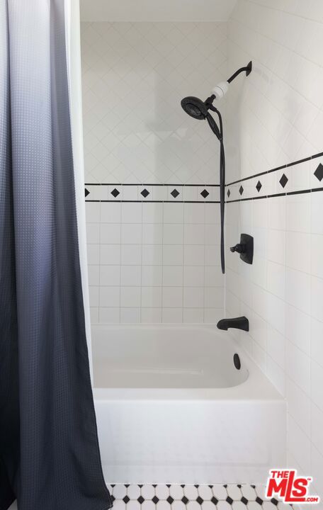 1569 S Orange Grove Avenue, Los Angeles CA: https://media.crmls.org/mediaz/e6f59425-9e18-44d9-9c01-b9a2a73a9bf3.jpg
