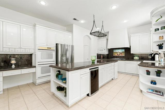 616 Marlin Ln, Carlsbad CA: https://media.crmls.org/mediaz/e6f728a0-b1bd-4e8a-8b7d-0c53ef8e6946.jpg