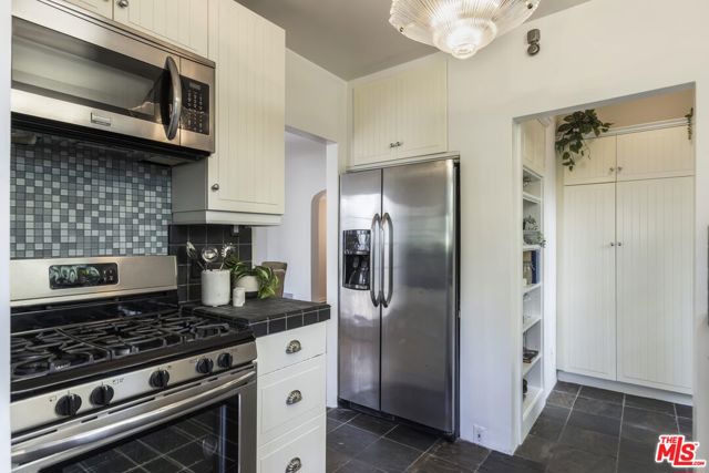 7361 Oakwood Avenue, Los Angeles CA: https://media.crmls.org/mediaz/e6f81c5c-8d98-4b63-a6cf-f8564370bebe.jpg