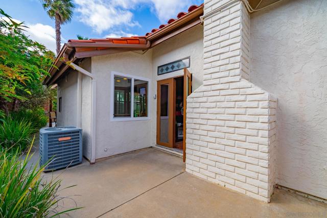 6433 La Paloma Street, Carlsbad CA: https://media.crmls.org/mediaz/e6f84ac7-ad1f-41e4-ac24-bb103d370e19.jpg